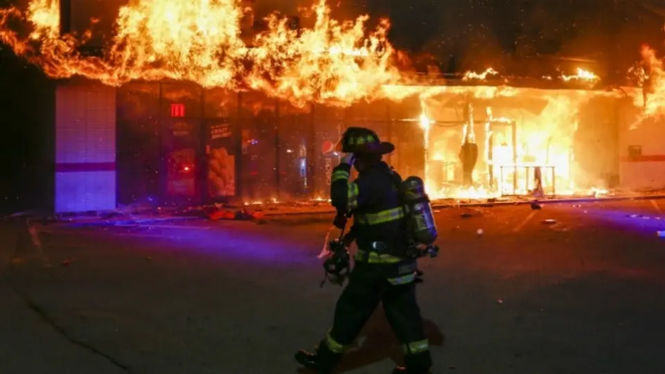Bombero provoca incendios para después apagarlos