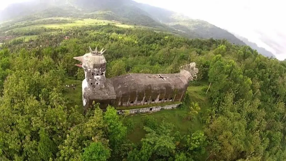 Conoce la peculiar iglesia en forma de pollo