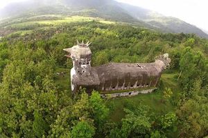 Conoce la peculiar iglesia en forma de pollo