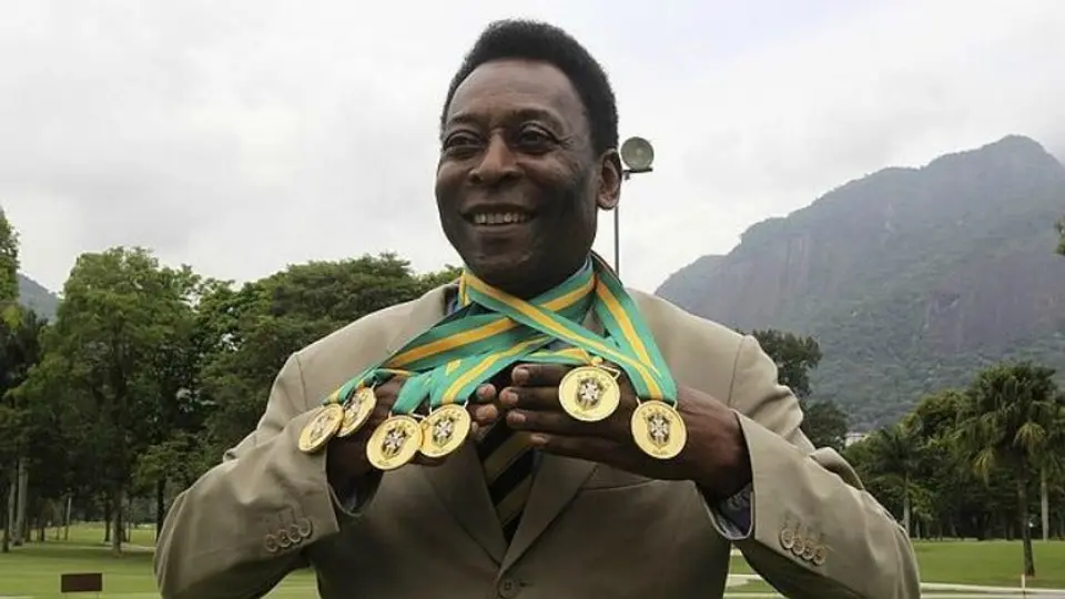 Pelé pondrá a la venta una parte de su legado