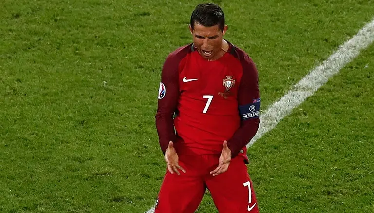 Cristiano lanza a lago micrófono de periodista