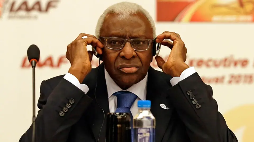 Expresidente de la IAAF dimite del COI