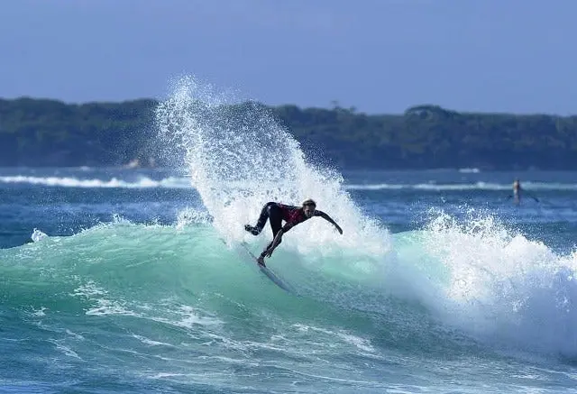 Tiburón arranca la pierna de un surfista
