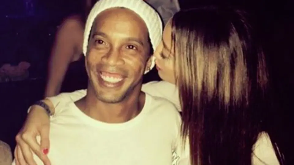 Ronaldinho se divierte en una noche con Miss Serbia