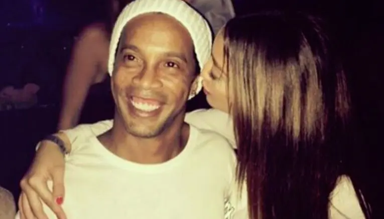 Ronaldinho se divierte en una noche con Miss Serbia
