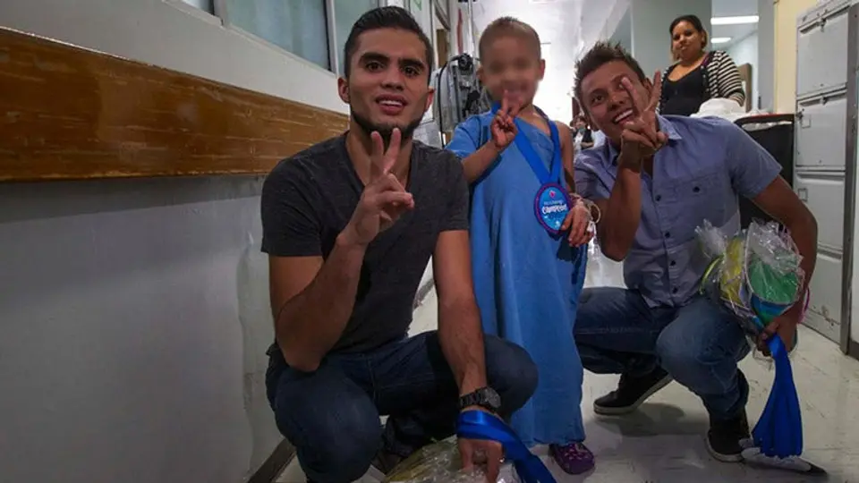 Clavadistas regalan alegría a niños enfermos