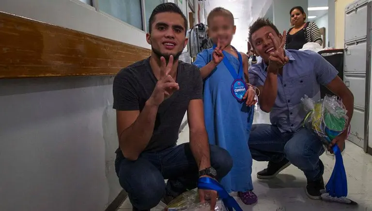 Clavadistas regalan alegría a niños enfermos