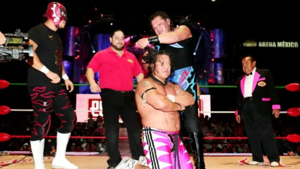 Super Crazy rapa a El Felino en Infierno Elite