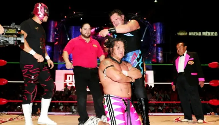 Super Crazy rapa a El Felino en Infierno Elite