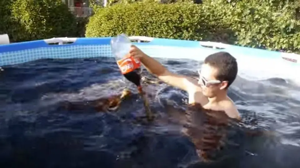 Joven se baña en alberca llena de Coca-Cola