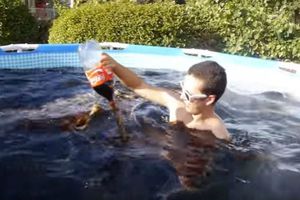 Joven se baña en alberca llena de Coca-Cola