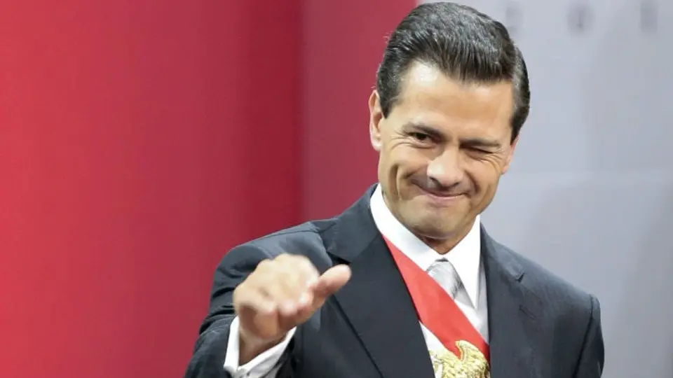 Enrique Peña Nieto casi tira banda presidencial