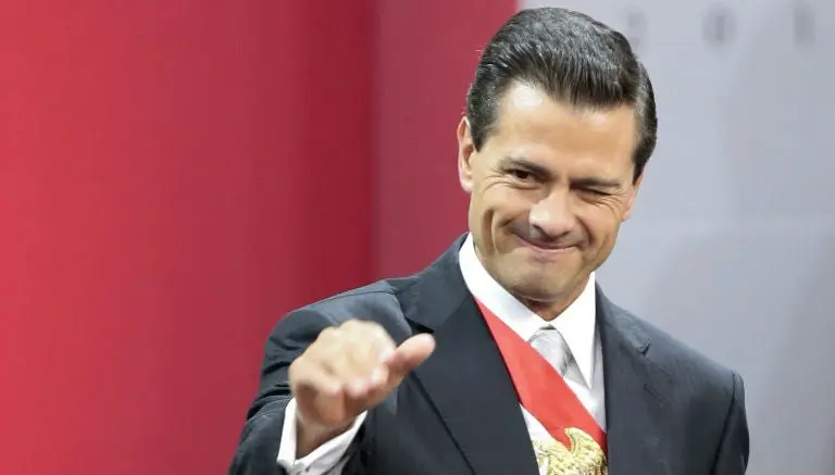 Enrique Peña Nieto casi tira banda presidencial
