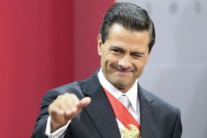 Enrique Peña Nieto casi tira banda presidencial