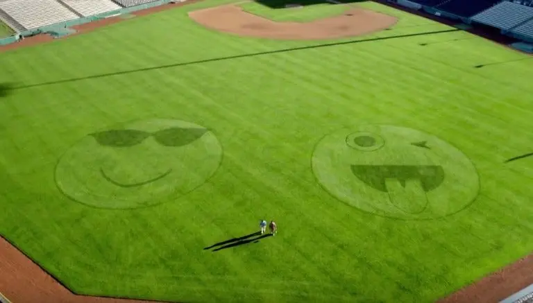 Guerra de emojis sobre pasto en estadio de beisbol