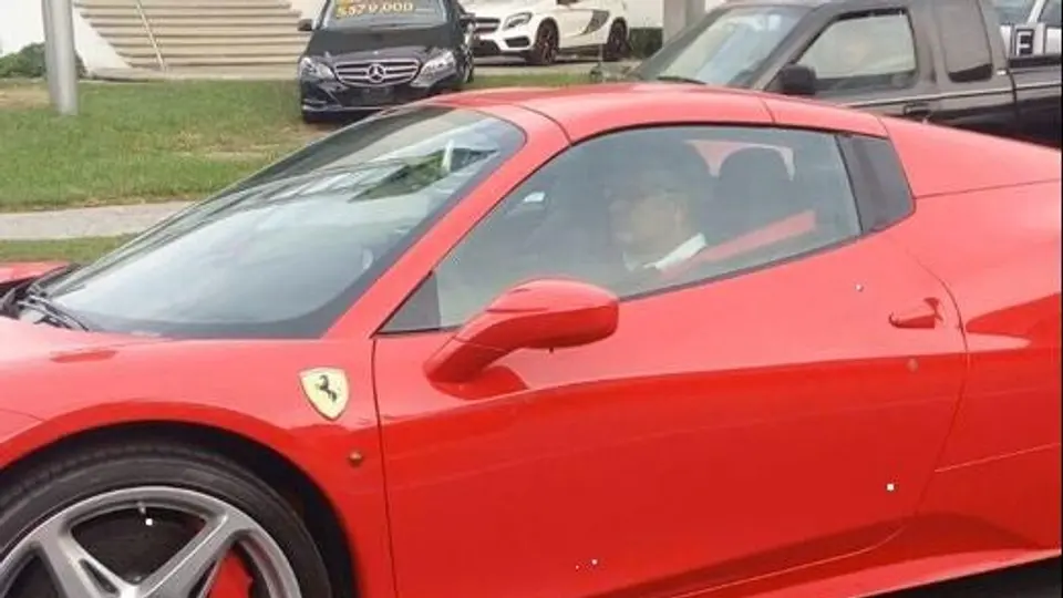 Tuca presume su Ferrari por las calles de Monterrey