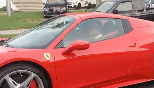 Tuca presume su Ferrari por las calles de Monterrey