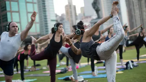 Practicar yoga mejora rendimiento de corredores