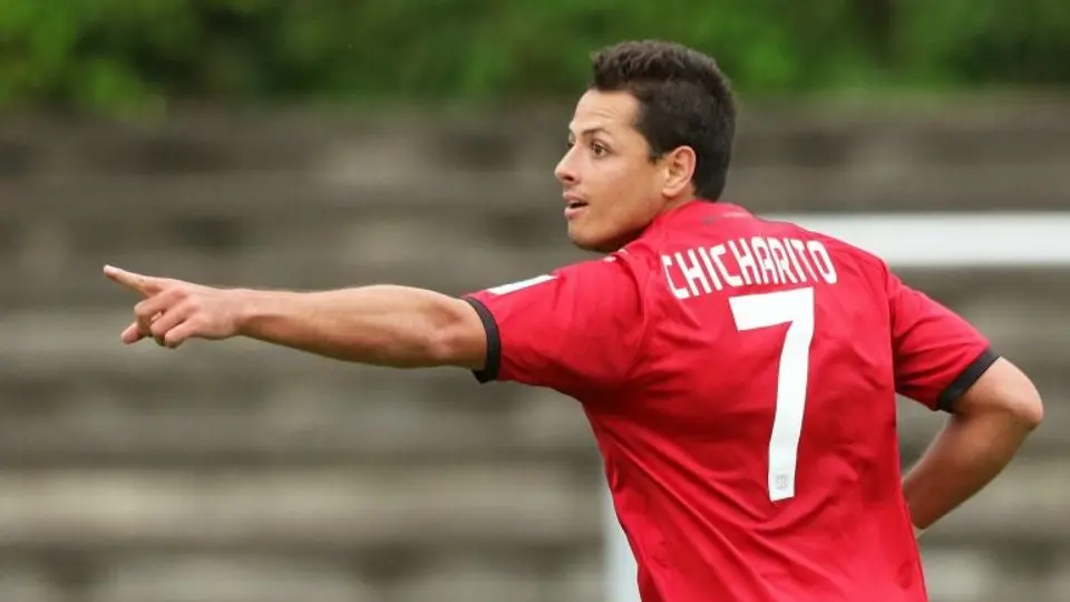Chicharito Hernández se luce dominando un dado