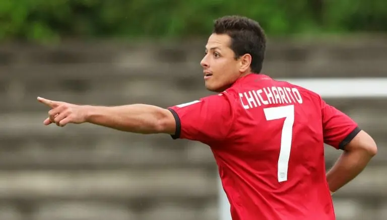 Chicharito Hernández se luce dominando un dado