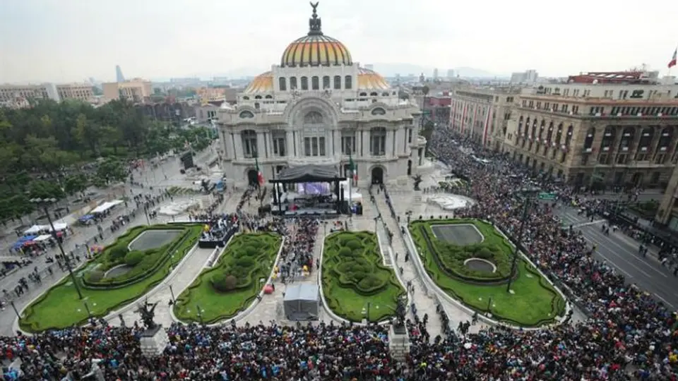 CDMX despide a Juan Gabriel en Bellas Artes