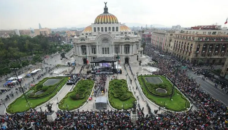 CDMX despide a Juan Gabriel en Bellas Artes