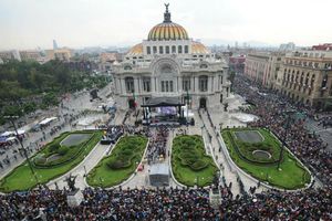CDMX despide a Juan Gabriel en Bellas Artes