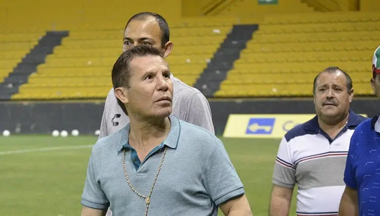 Julio César Chávez visita entrenamiento de Dorados