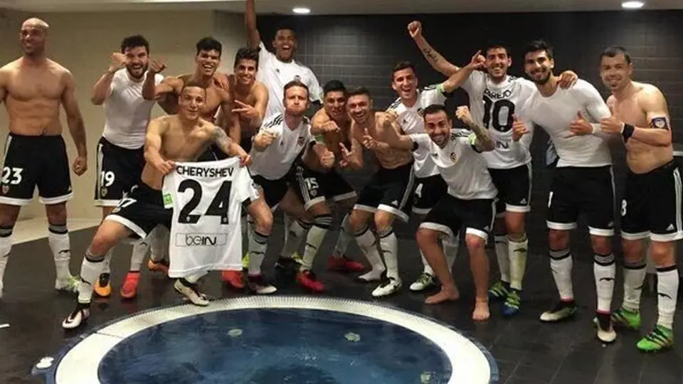 Valencia festeja al estilo Real Madrid en el Camp Nou