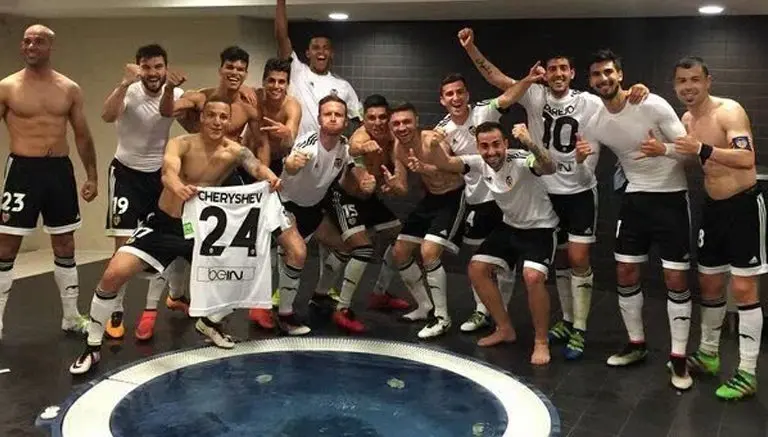 Valencia festeja al estilo Real Madrid en el Camp Nou