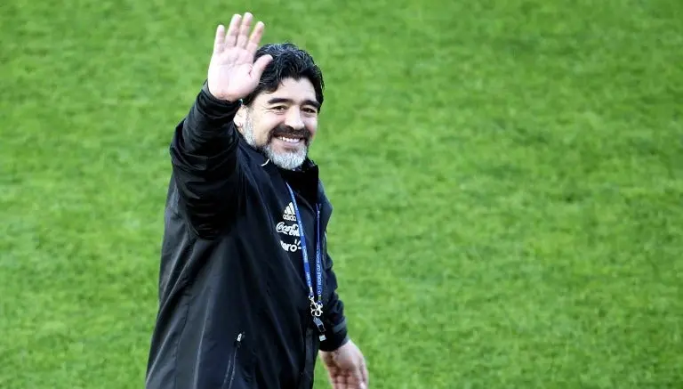 Diego Armando Maradona saluda al público | MEXSPORT