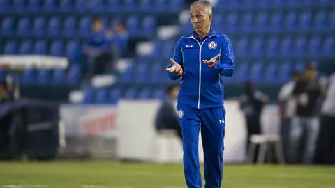 Sergio Bueno deja de ser DT de Cruz Azul