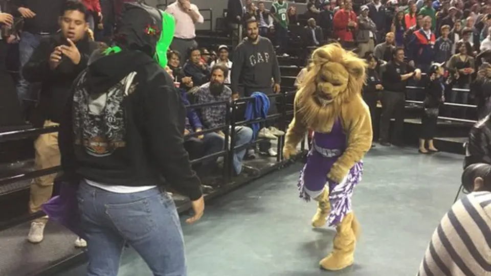 La Parka se avienta un tiro con la mascota de Kings