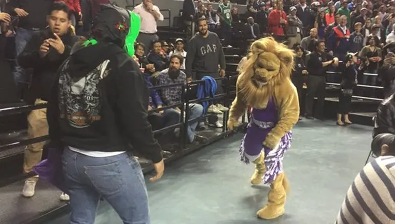 La Parka se avienta un tiro con la mascota de Kings