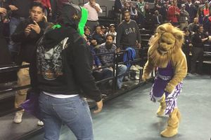 La Parka se avienta un tiro con la mascota de Kings