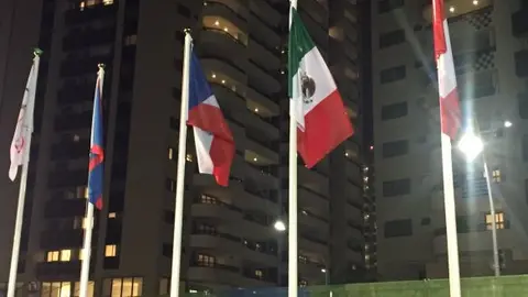 Bandera mexicana es izada en Villa Olímpica