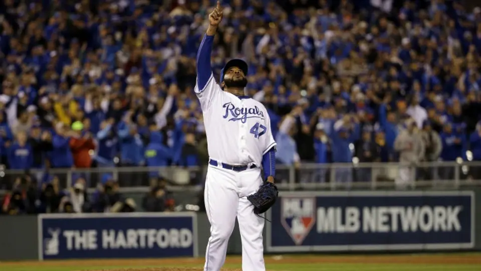 En gran partido de Cueto, Reales ganan el segundo de Serie Mundial