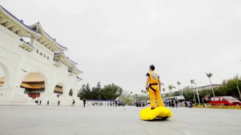 Fan de Dragon Ball crea 'nube voladora' real