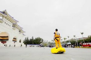 Fan de Dragon Ball crea 'nube voladora' real