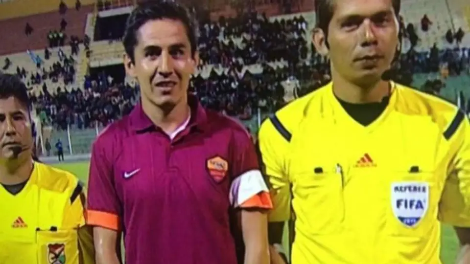 Equipo boliviano juega con camisetas de la Roma