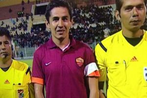 Equipo boliviano juega con camisetas de la Roma