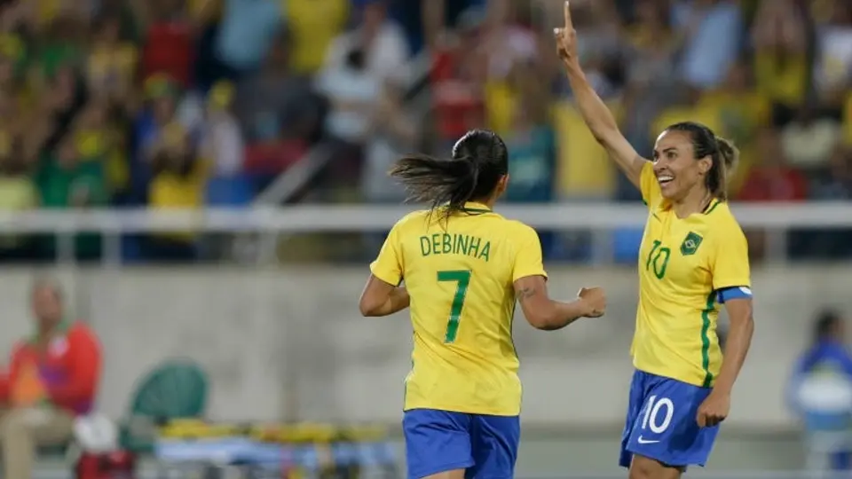 Brasil da golpe de autoridad y golea a Suecia
