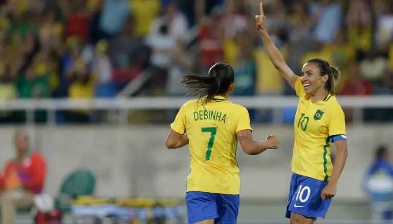 Brasil da golpe de autoridad y golea a Suecia