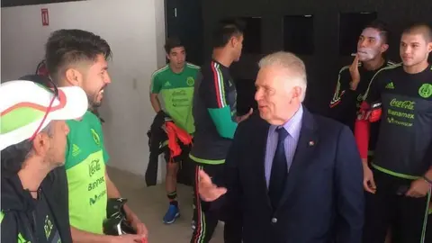 Carlos Padilla visita concentración de la Selección Olímpica