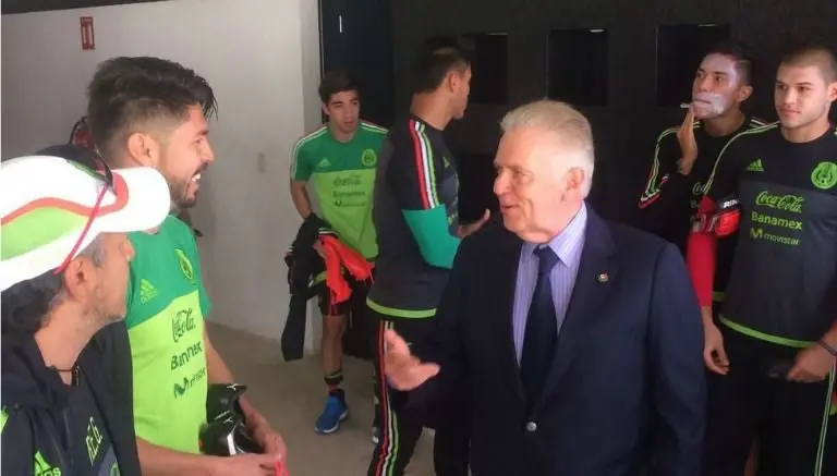 Carlos Padilla visita concentración de la Selección Olímpica