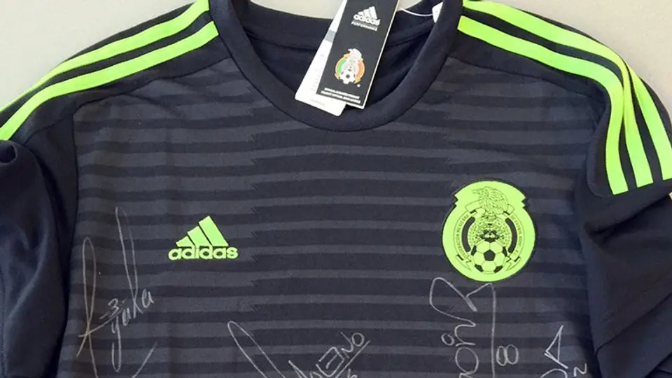 RÉCORD te regala una playera autografiada del Tri