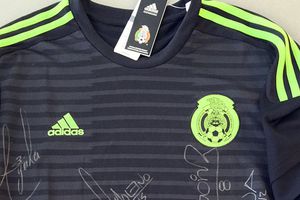 RÉCORD te regala una playera autografiada del Tri