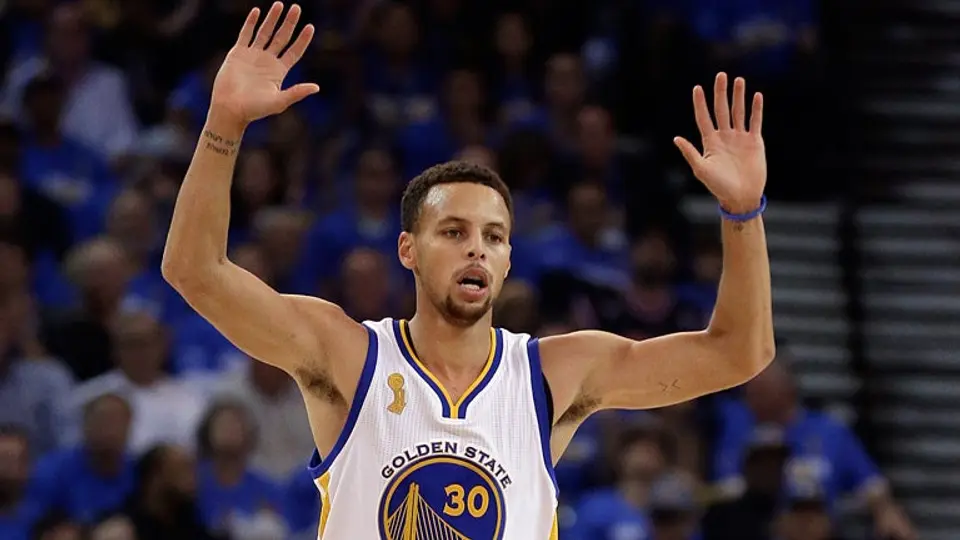 Curry brilla en jornada inaugural de NBA