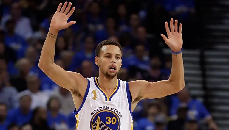 Curry brilla en jornada inaugural de NBA