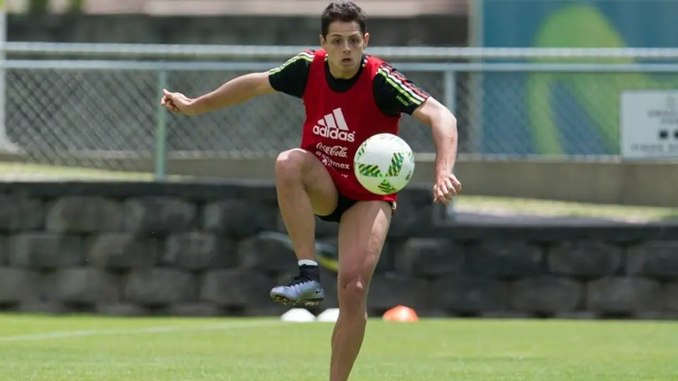 Chicharito sintió calor y mostró de más en práctica del Tri